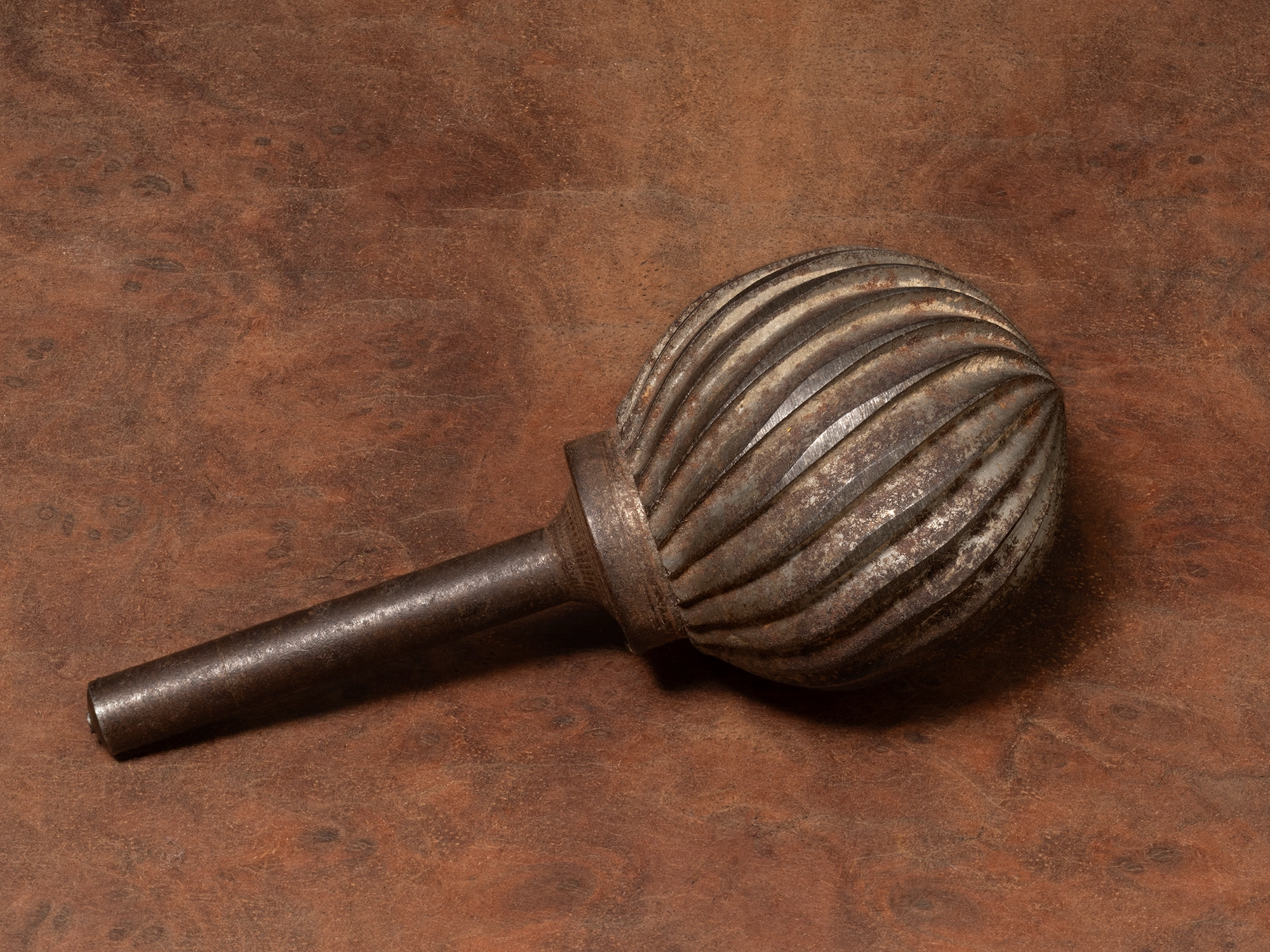 TEGG – Bild »Fräser auf furnierter Platte« aus Bilderserie »Die CAMBO-Experimente«